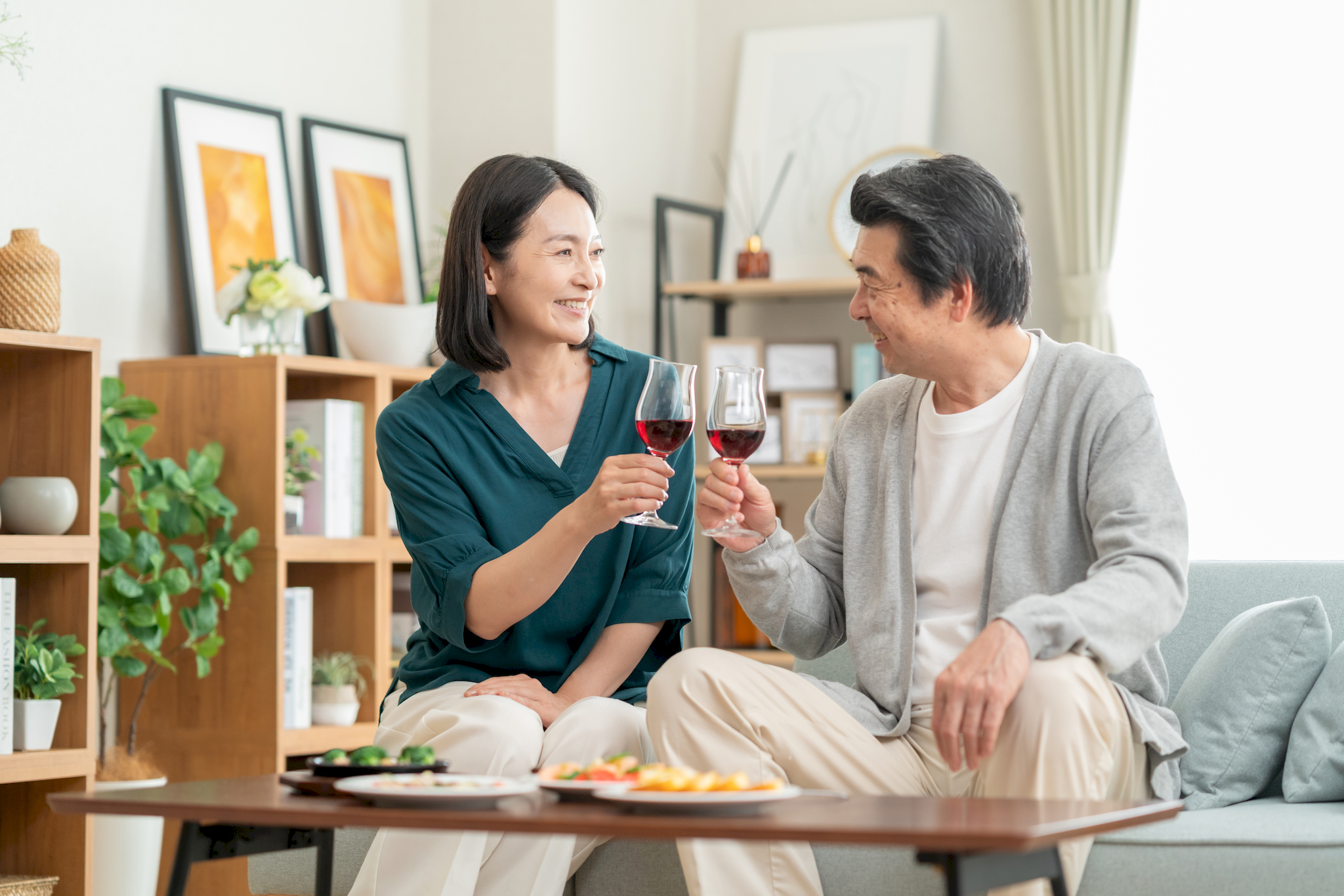 料理する夫婦